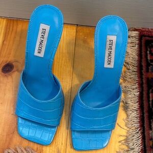Steve Madden croc signal mules electric blue size 7.5